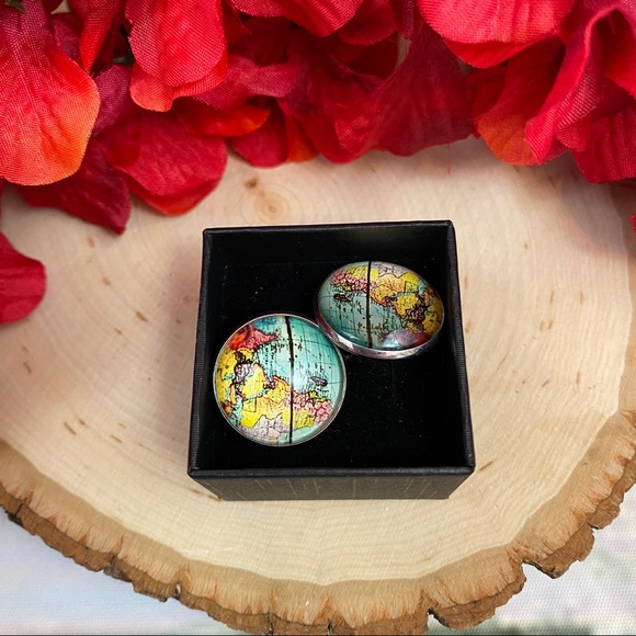 Colorful World Map with Silver Cufflinks - Picture 7 of 8